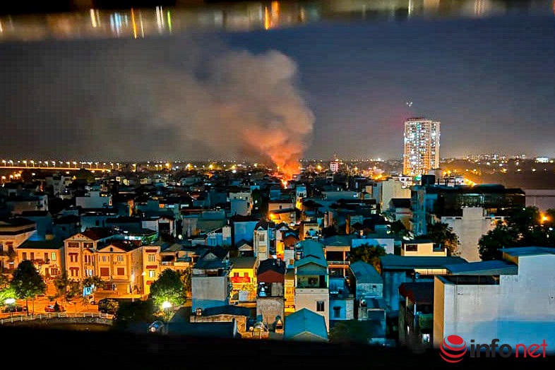 Long Biên: Cháy lớn kèm tiếng nổ to, ngọn lửa bốc cao dữ dội trong khu dân cư khiến nhiều người hoang mang: chưa ước tính thiệt hại tài sản - Ảnh 1