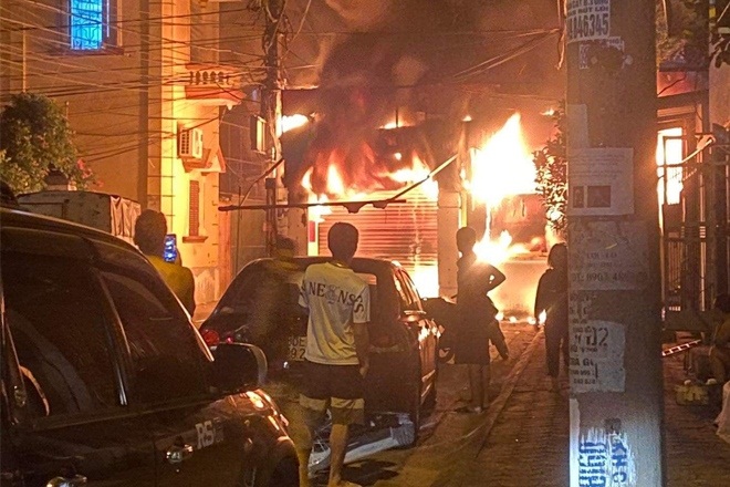 Long Biên: Cháy lớn kèm tiếng nổ to, ngọn lửa bốc cao dữ dội trong khu dân cư khiến nhiều người hoang mang: chưa ước tính thiệt hại tài sản - Ảnh 3