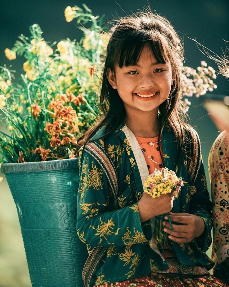 Bé gái bán hoa ven đường ở Hà Giang xưa giờ đã đổi đời, ngoại hình thay đổi khiến nhiều người nhận không ra - Ảnh 1