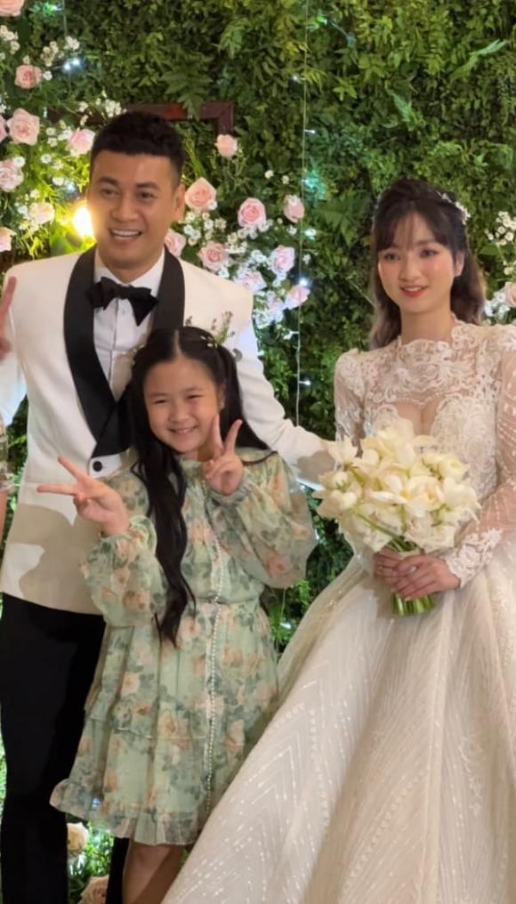 Diễn viên Ngọc Thuận hạnh phúc trong hôn lễ với vợ trẻ kém 17 tuổi  - Ảnh 9