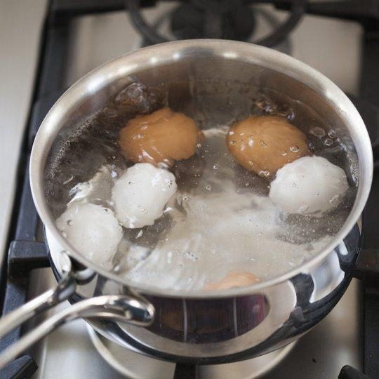 Chuyên gia dinh dưỡng công nhận luộc trứng kiểu dễ gây ngộ độc thực phẩm, nhiều người lại cứ nghĩ vậy là tốt - Ảnh 2