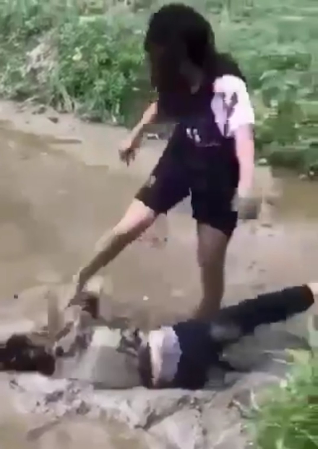 Thanh Hóa: Phẫn nộ nữ sinh cấp 2 nhấn bạn học xuống bùn, dùng mũ bảo hiểm đánh dã man - Ảnh 3