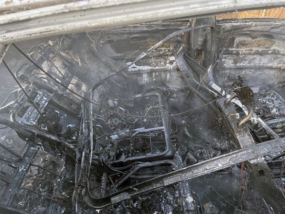 Hiện trường chiếc xe 7 chỗ đời mới cháy trơ khung, thiệt hại hàng tỉ đồng nghi do đốt rác - Ảnh 2