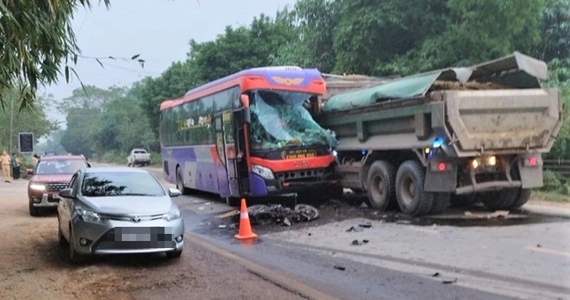 Hòa Bình: Va chạm kinh hoàng giữa xe khách, xe máy và xe tải khiến 2 người tử vong tại chỗ - Ảnh 1