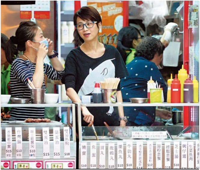 4 nàng hậu 'hồng nhan bạc phận' của TVB: Người phải bán cá viên chiên ngoài chợ, kẻ bỏ xứ ra đi vì nợ nần - Ảnh 7