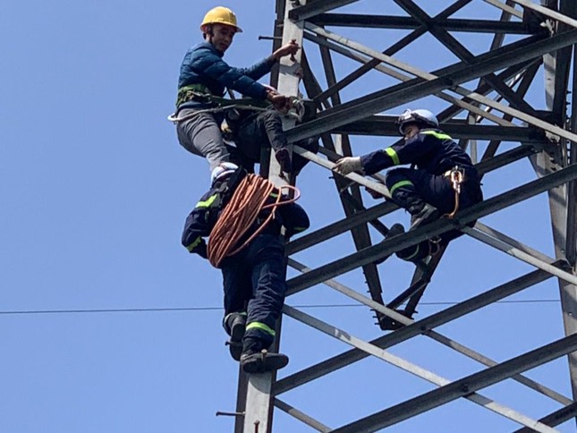Hà Nội: Giải cứu người phụ nữ 63 tuổi trèo lên cột điện cao 25m  - Ảnh 1