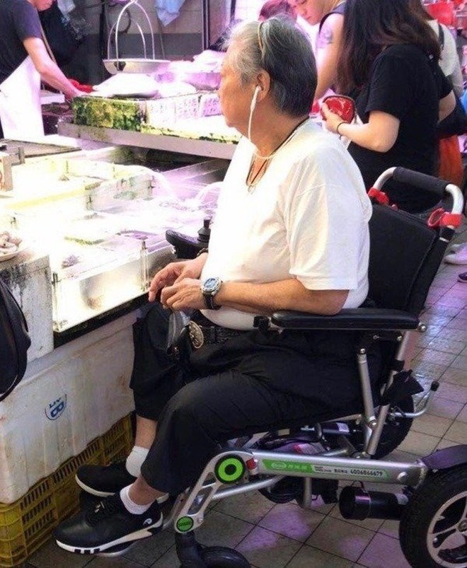 Tuổi già bệnh tật, phải ngồi xe lăn của ngôi sao võ thuật đình đám Hồng Kim Bảo - Ảnh 3