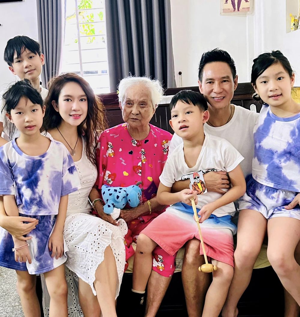 Mẹ ruột Lý Hải gần 100 tuổi diện đồ rực rỡ 'tone sur tone' với con cháu, sum vầy đủ mặt thành viên gia đình cùng nhau đón Tết - Ảnh 7
