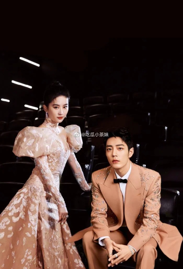 Lưu Diệc Phi và Tiêu Chiến bất ngờ xuất hiện cùng nhau sau màn chung khung hình đẹp đôi trong Đêm hội Weibo 2023 - Ảnh 4