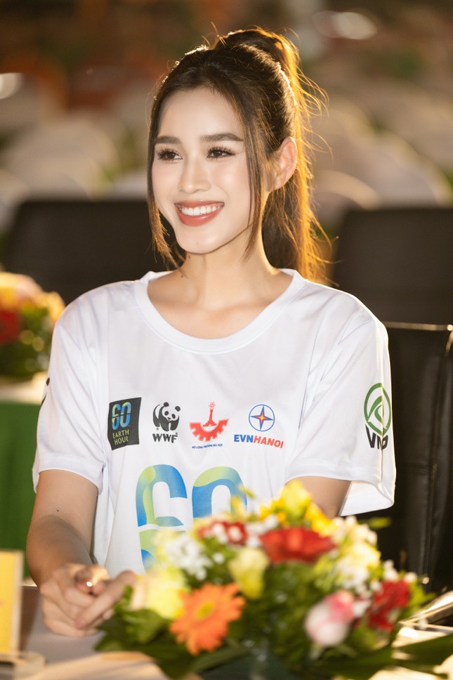 Hoa hậu Đỗ Thị Hà vẫn nổi bật với nhan sắc xinh tươi dù diện trang phục trang dị  - Ảnh 4