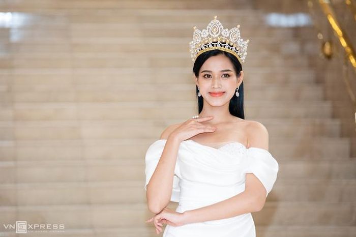 Hoa hậu Đỗ Thị Hà vẫn nổi bật với nhan sắc xinh tươi dù diện trang phục trang dị  - Ảnh 1