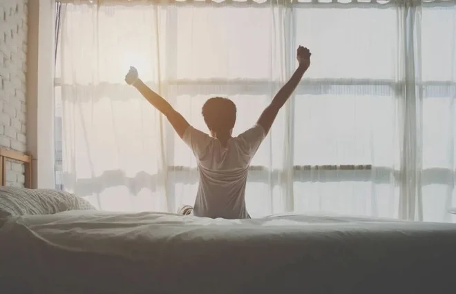 Có một kiểu 'dậy sớm' còn hại sức khỏe hơn thức khuya - Ảnh 1