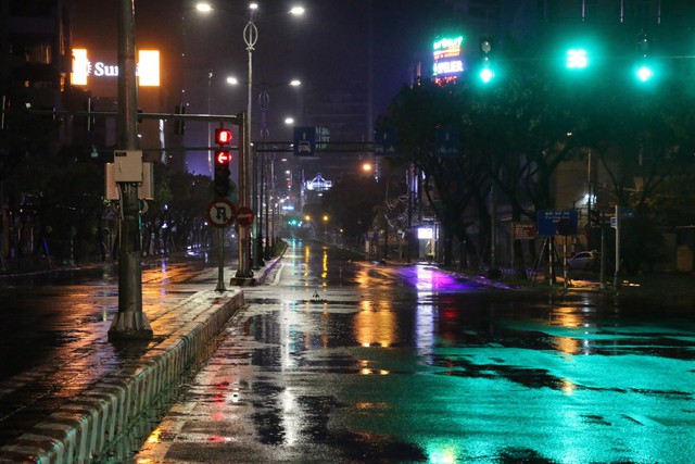 Chùm ảnh: Đường phố Đà Nẵng không bóng người, “nín thở” chờ bão Noru - Ảnh 1