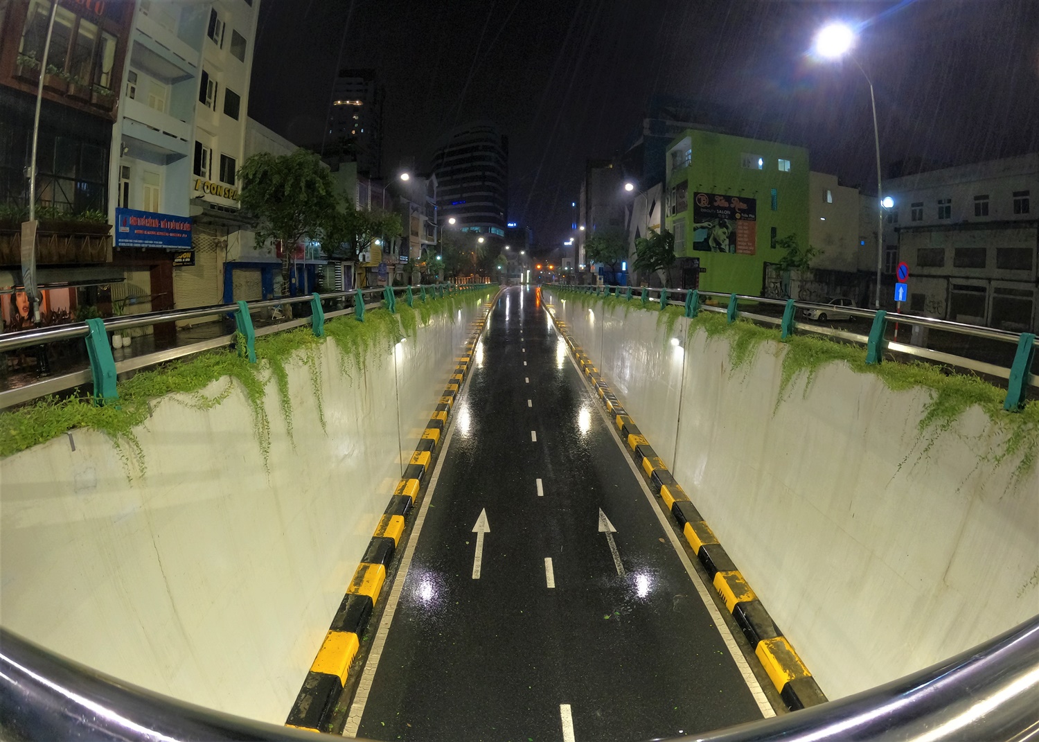 Chùm ảnh: Đường phố Đà Nẵng không bóng người, “nín thở” chờ bão Noru - Ảnh 3