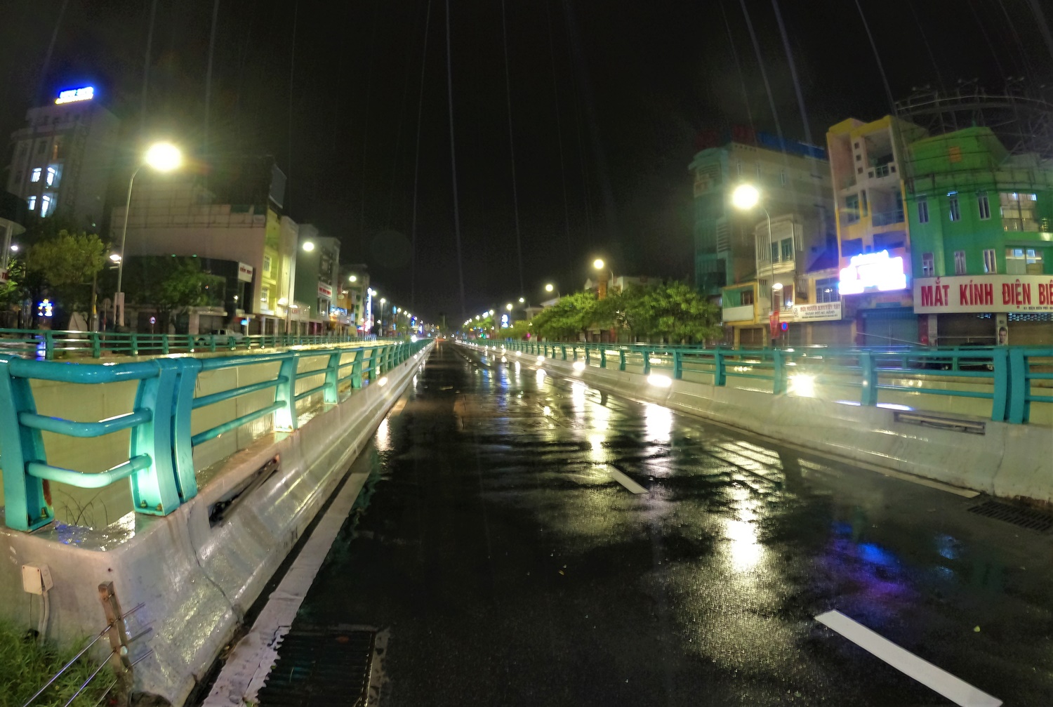 Chùm ảnh: Đường phố Đà Nẵng không bóng người, “nín thở” chờ bão Noru - Ảnh 5