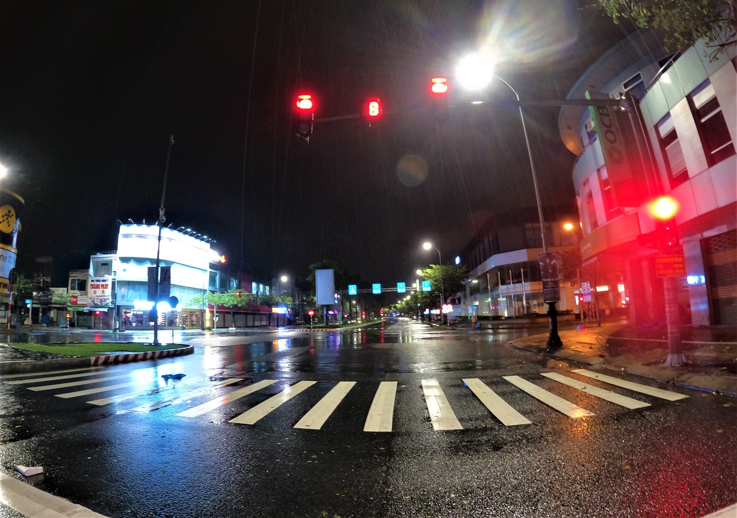 Chùm ảnh: Đường phố Đà Nẵng không bóng người, “nín thở” chờ bão Noru - Ảnh 4