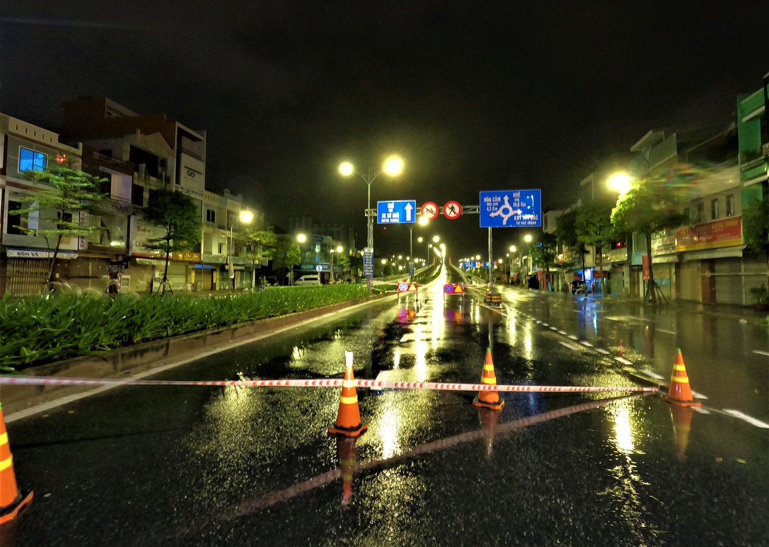 Chùm ảnh: Đường phố Đà Nẵng không bóng người, “nín thở” chờ bão Noru - Ảnh 7