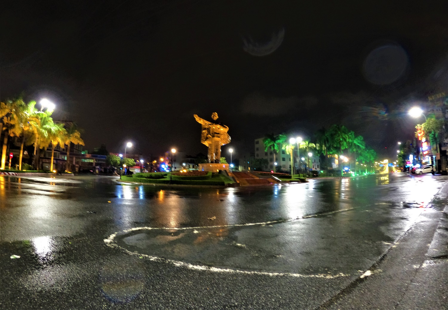 Chùm ảnh: Đường phố Đà Nẵng không bóng người, “nín thở” chờ bão Noru - Ảnh 6