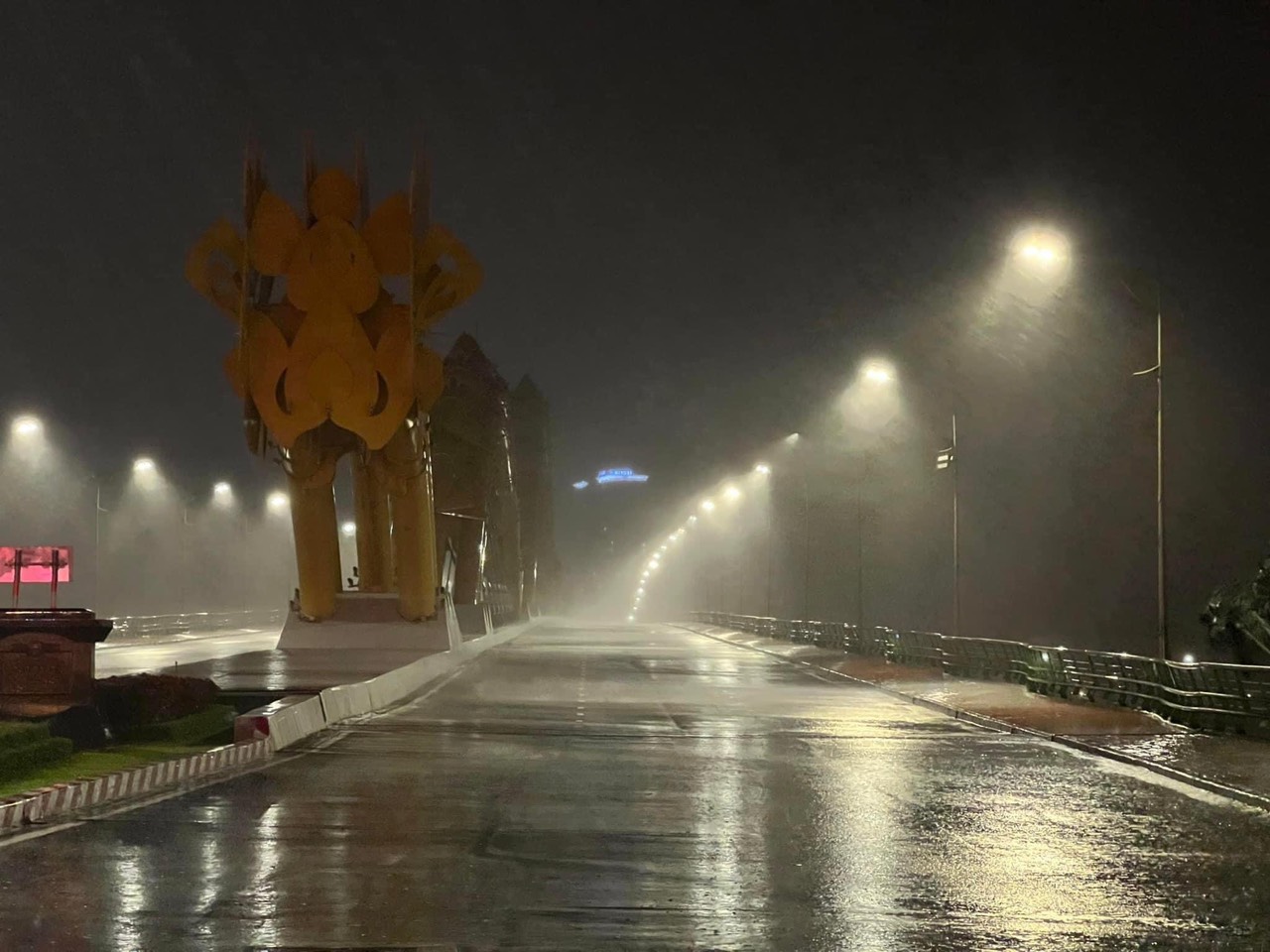 Chùm ảnh: Đường phố Đà Nẵng không bóng người, “nín thở” chờ bão Noru - Ảnh 8