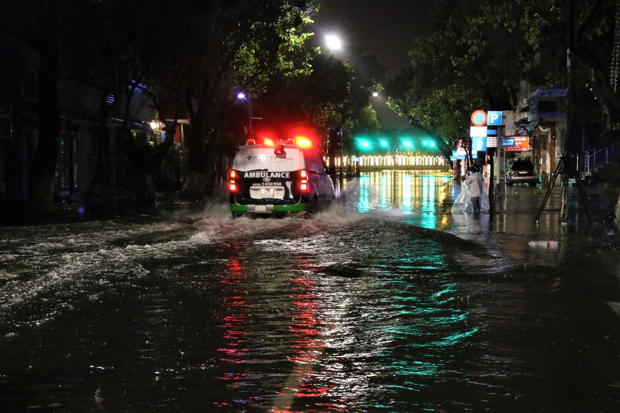 Chùm ảnh: Đường phố Đà Nẵng không bóng người, “nín thở” chờ bão Noru - Ảnh 12
