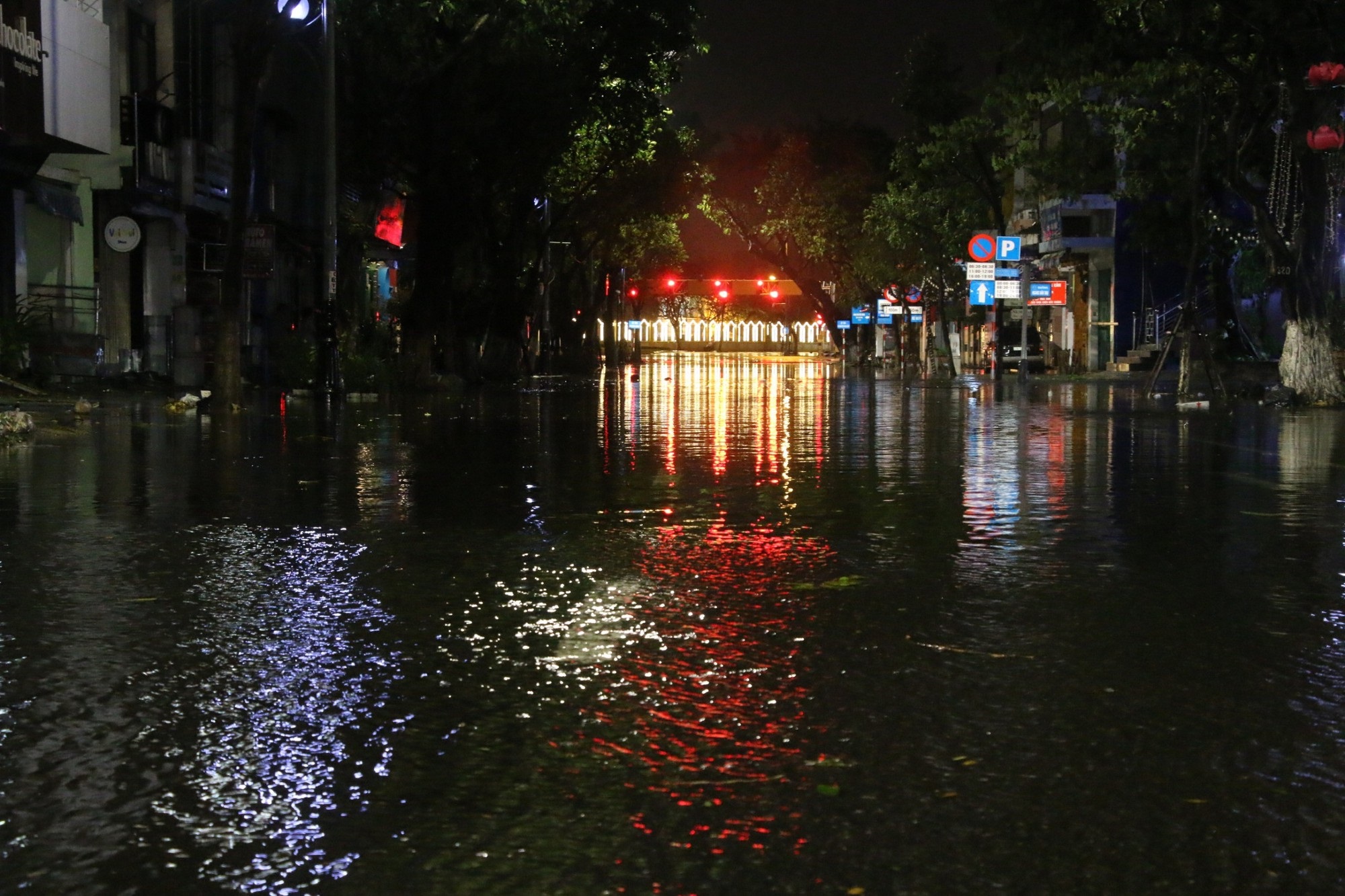 Chùm ảnh: Đường phố Đà Nẵng không bóng người, “nín thở” chờ bão Noru - Ảnh 11