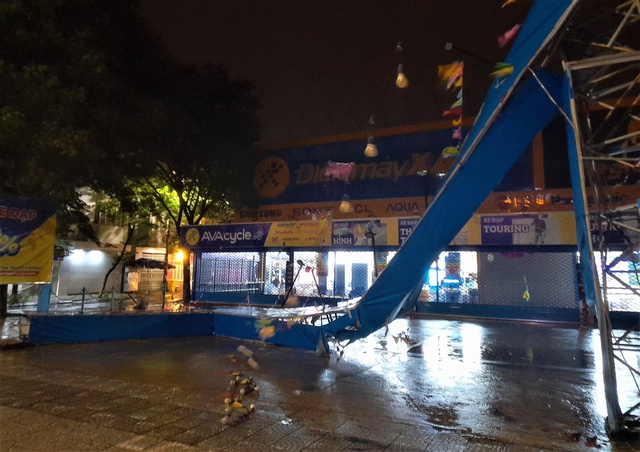Chùm ảnh: Đường phố Đà Nẵng không bóng người, “nín thở” chờ bão Noru - Ảnh 14