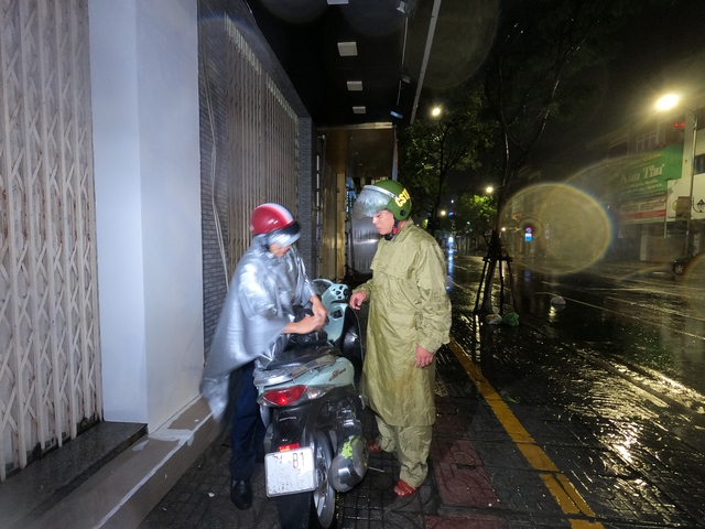 Cảnh sát giúp người bị lỡ đường trong đêm mưa bão Noru - Ảnh 2