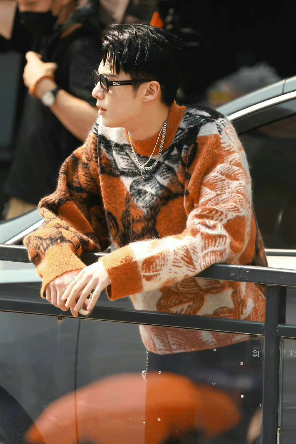 Phong cách 'thời trang phang thời tiết' của Vương Hạc Đệ: mặc kệ nắng nóng vẫn vô tư mặc áo lông đi làm - Ảnh 3
