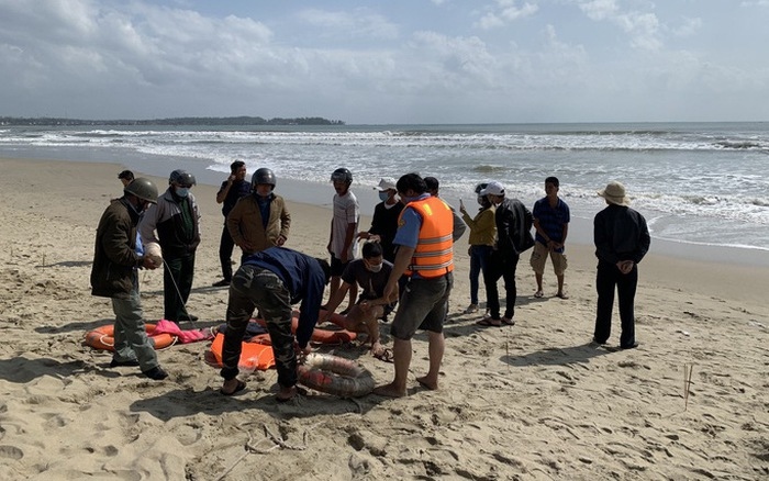 Danh tính hai thi thể trôi dạt vào bờ biển Khe Hai, nghi ngờ là hai cha con trong tai nạn chìm tàu - Ảnh 2
