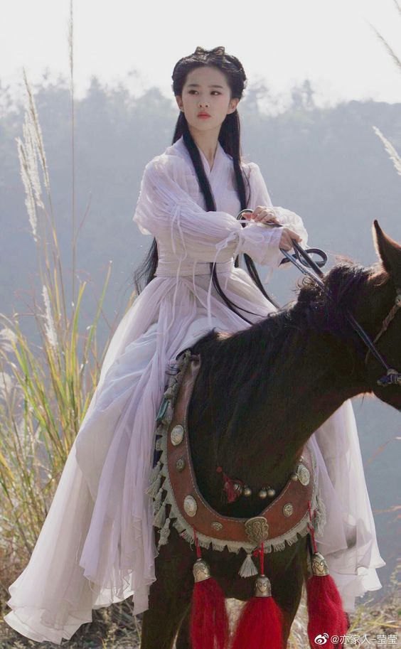 TOP những màn cưỡi ngựa đẹp nhất của các mỹ nhân sao Hoa ngữ trong phim cổ trang: Lưu Diệc Phi xứng đáng đi vào huyền thoại  - Ảnh 2