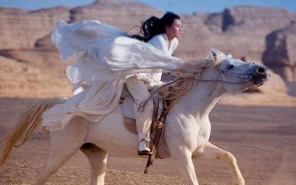 TOP những màn cưỡi ngựa đẹp nhất của các mỹ nhân sao Hoa ngữ trong phim cổ trang: Lưu Diệc Phi xứng đáng đi vào huyền thoại  - Ảnh 4
