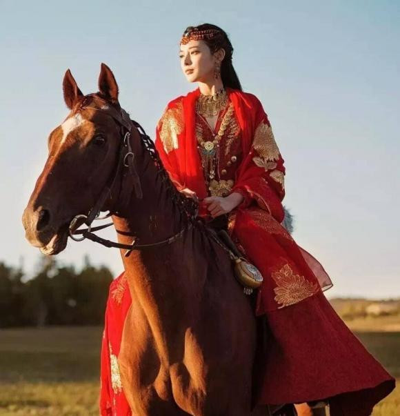 TOP những màn cưỡi ngựa đẹp nhất của các mỹ nhân sao Hoa ngữ trong phim cổ trang: Lưu Diệc Phi xứng đáng đi vào huyền thoại  - Ảnh 3