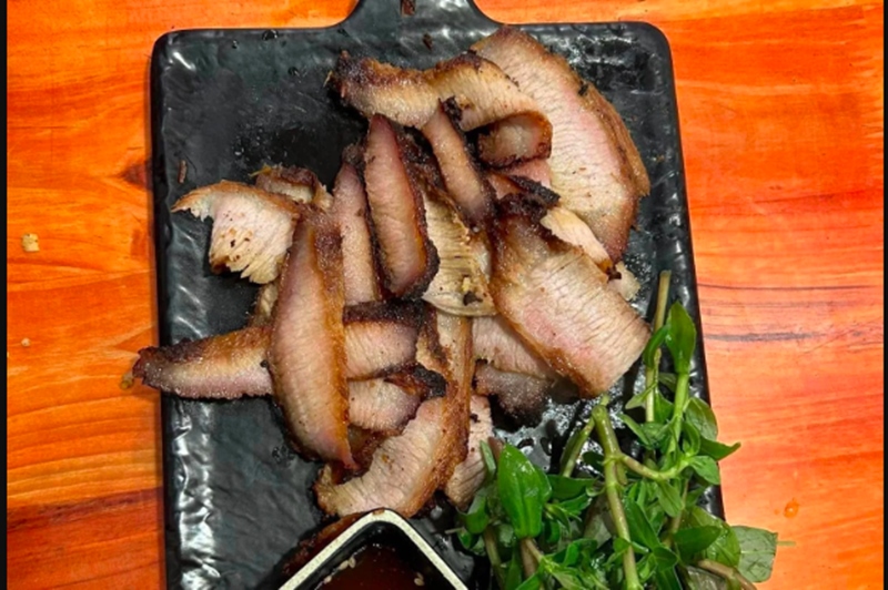 Sapa: Du khách dùng đĩa thịt lợn giá 495.000 đồng kèm quảng cáo ‘ngon từ chất, thật từ tâm’: Chủ quán bị phạt 7 triệu - Ảnh 1