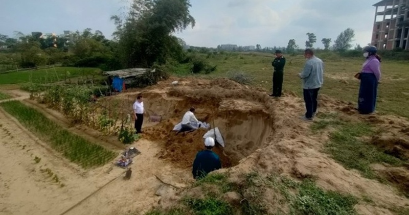 Đà Nẵng: Người dân hốt hoảng phát hiện bộ hài cốt vùi trong đất sâu khi đang đào đất gieo trồng - Ảnh 1