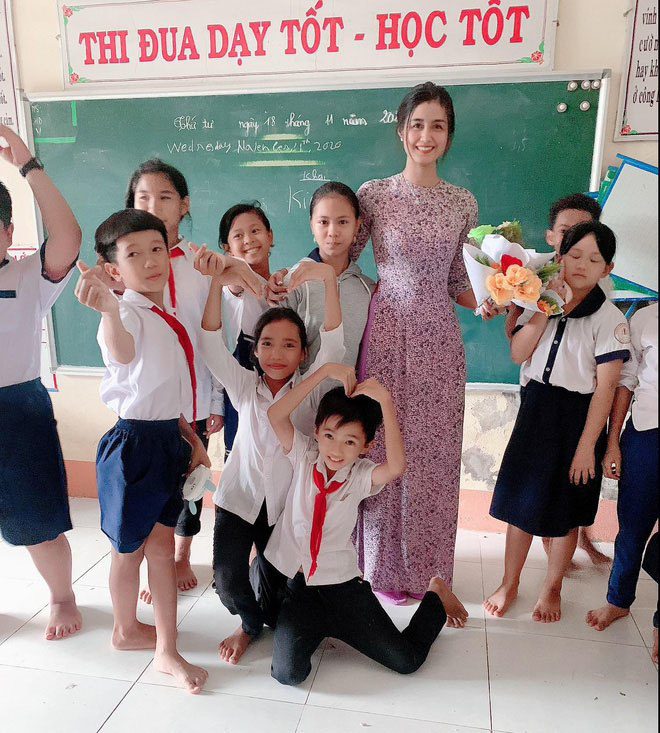 Cô giáo tiểu học diện áo dài “xinh nhất Hà Nội”, phụ huynh ồ ạt hỏi tên trường để cho con theo học - Ảnh 12
