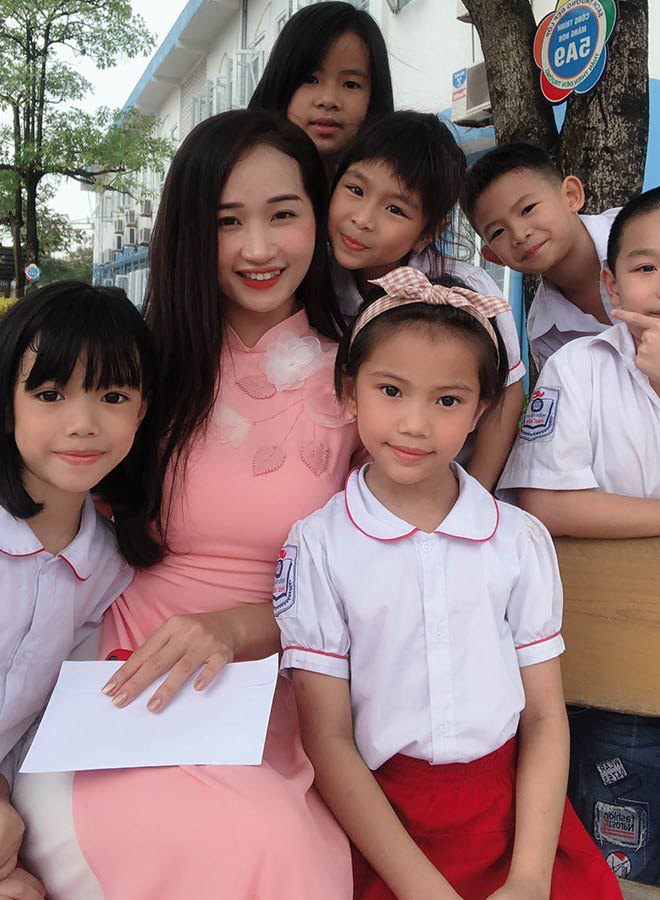 Cô giáo tiểu học diện áo dài “xinh nhất Hà Nội”, phụ huynh ồ ạt hỏi tên trường để cho con theo học - Ảnh 5