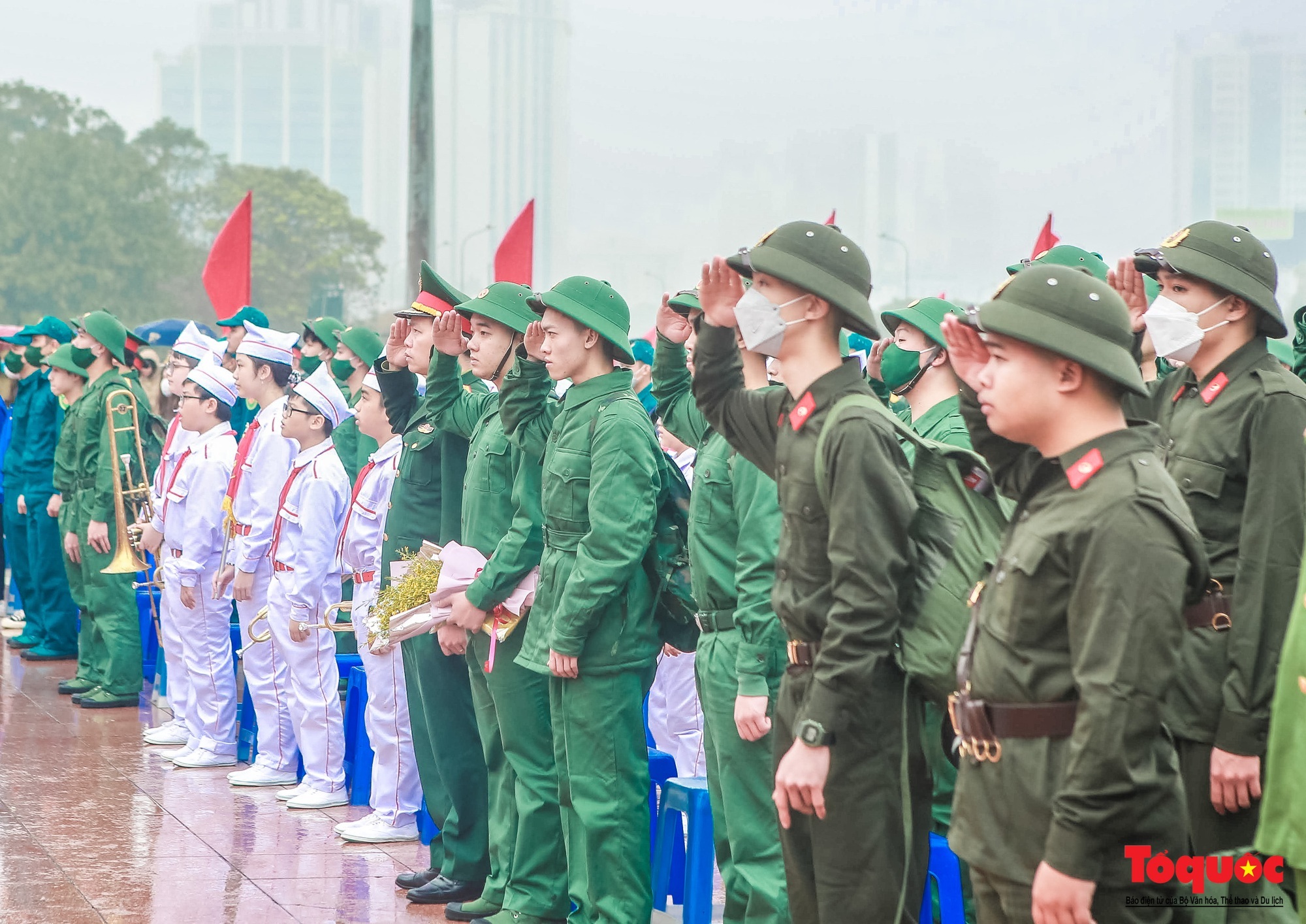 Hà Nội: Nhiều cảm xúc trong lễ tiễn tân binh lên đường nhập ngũ - Ảnh 2