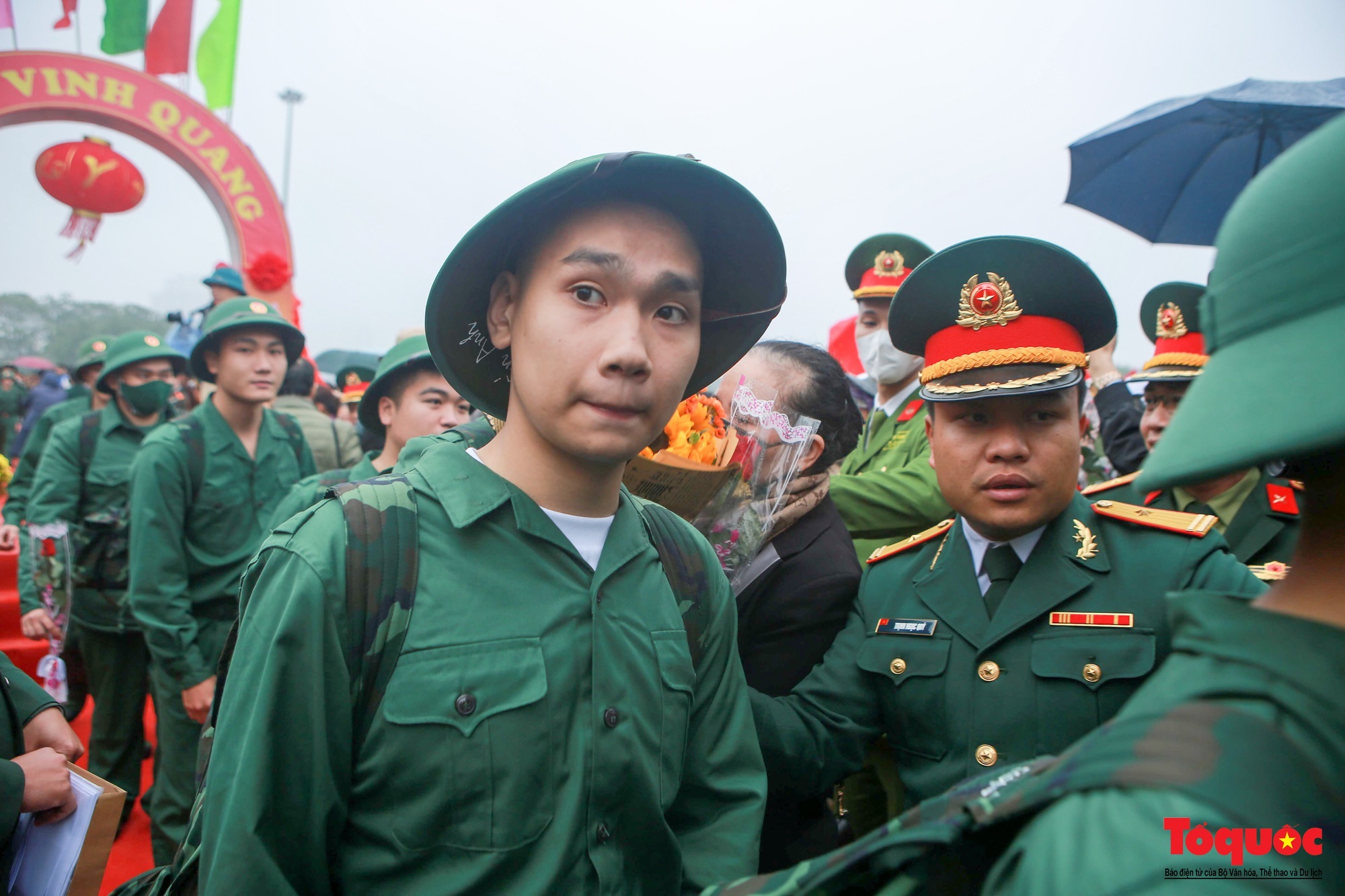 Hà Nội: Nhiều cảm xúc trong lễ tiễn tân binh lên đường nhập ngũ - Ảnh 15
