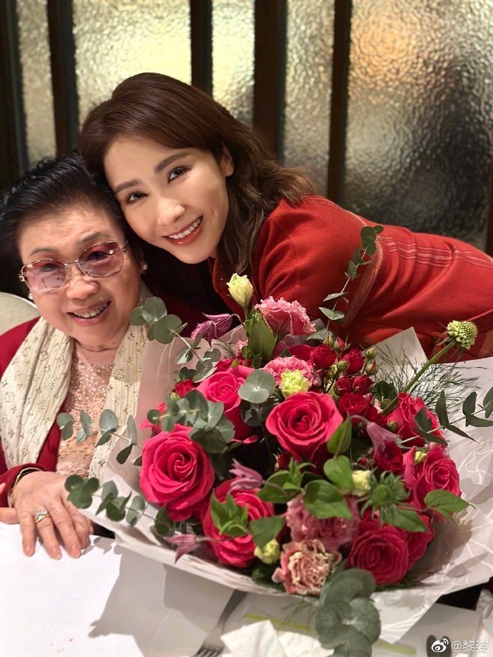 'Đệ nhất mỹ nhân TVB' Lê Tư mừng sinh nhật mẹ - Ảnh 1