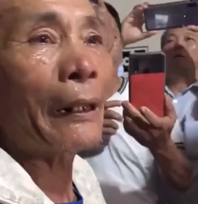 Thủy Tiên cứu trợ lũ ở Nghệ An, Hà Tĩnh: Nhiều người khóc khi nhận hàng trăm triệu đồng để trả nợ - Ảnh 7