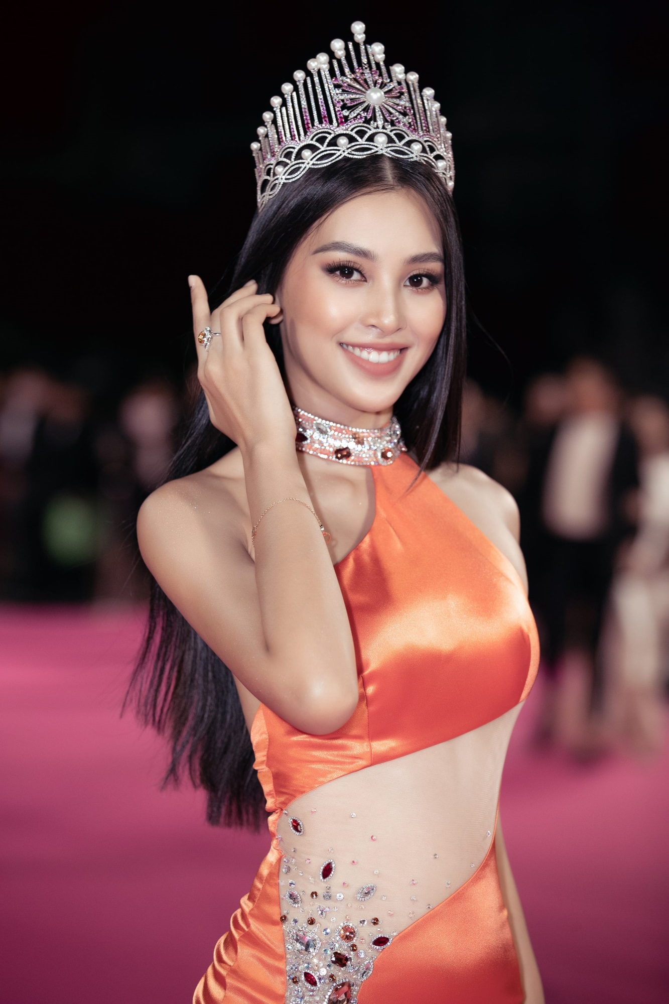 Hoa hậu Tiểu Vy: 'Mãi mới có clip nhảy với giày cao gót mà không bị té' - Ảnh 7