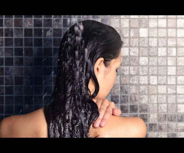Hơn 90% chị em phụ nữ có các thói quen gội đầu sai cách sau đây làm cho mái tóc ngày càng yếu  - Ảnh 2