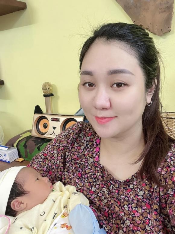 Sinh con lần 3 chạm mốc 85kg, bà xã Tự Long đến nay mới thở phào nhẹ nhõm mặt đã ‘rút hết nước' - Ảnh 1
