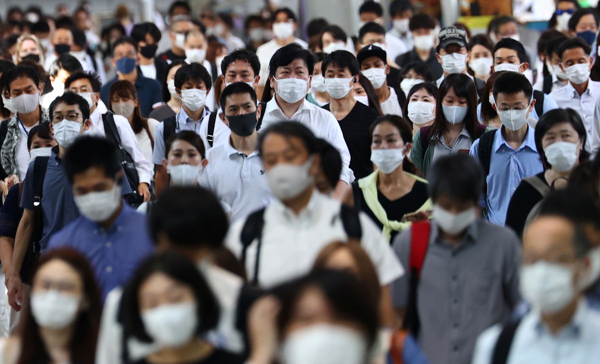 Chuyên gia bệnh truyền nhiễm Nhật Bản cảnh báo về mùa đông 'ác mộng' - Ảnh 2