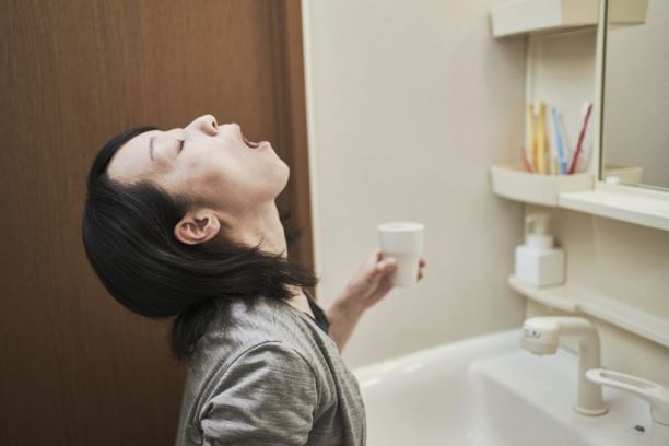 Xịt mũi, súc họng như nào cho đúng đề phòng ngừa các bệnh đường hô hấp - Ảnh 2