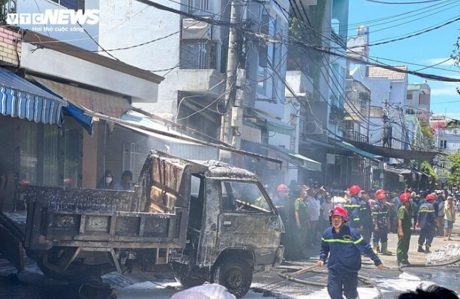 Cháy liên hoàn giữa khu dân cư ở Đà Nẵng: Cột khói đen bốc cao bao trùm khiến nhiều người hoảng loạn - Ảnh 2