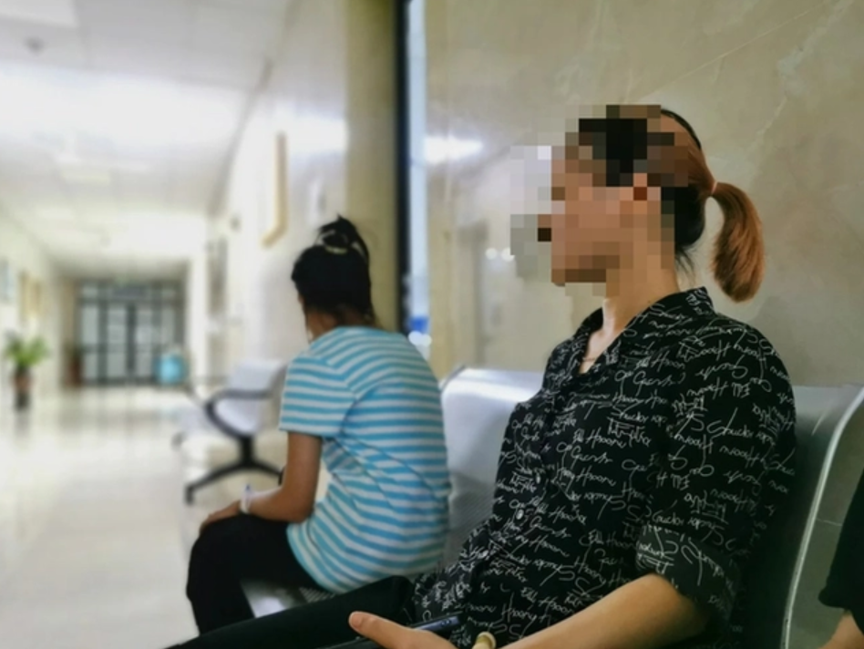 Người mẹ của nữ sinh 14 tuổi bị làm nhục, ép hút thuốc lá: Các phụ huynh đến trách móc, không quan tâm tới nạn nhân, 'xin lỗi cho xong' - Ảnh 1