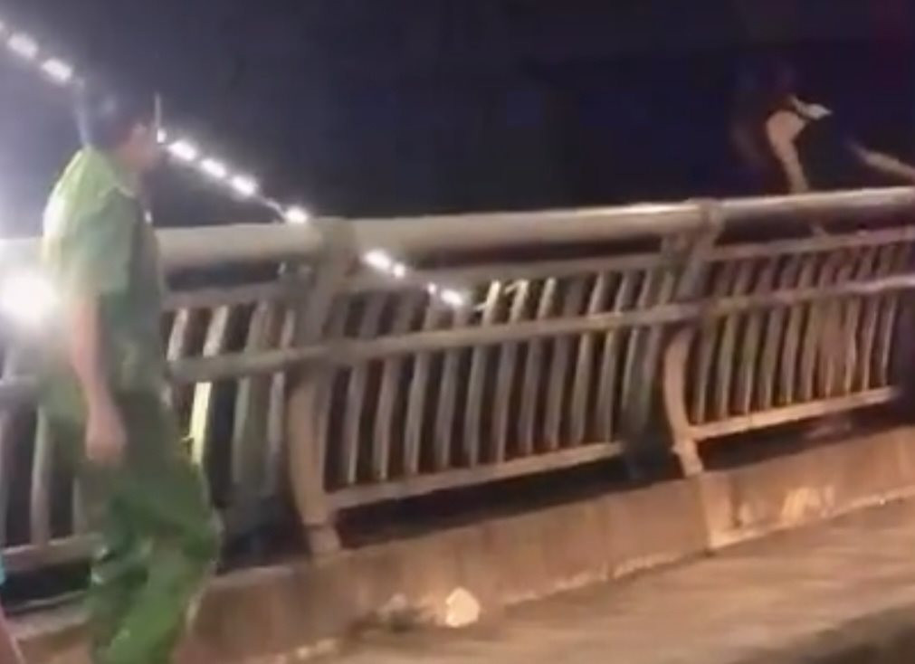 Giây phút nghẹt thở giải cứu cô gái có ý định tự tử trên cầu ở Quảng Trị lúc 1 giờ sáng, đối tượng đã sử dụng đồ uống có cồn - Ảnh 1