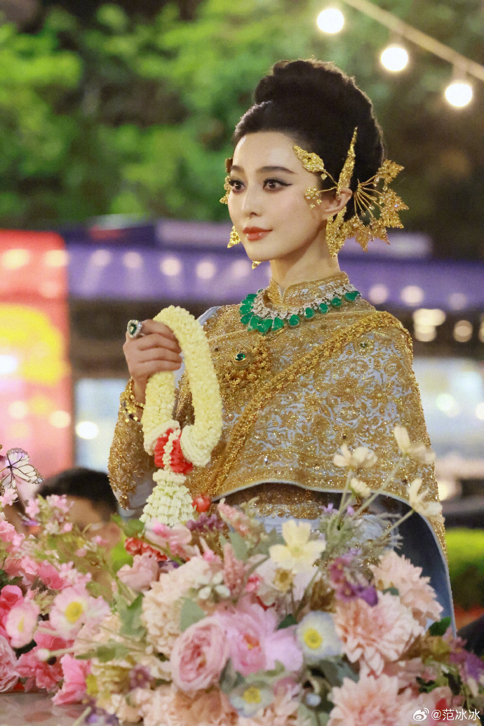 Phạm Băng Băng dự tiệc truyền thống Thái Lan, nhan sắc U45 đẹp như nữ thần bất chấp cam thường - Ảnh 2