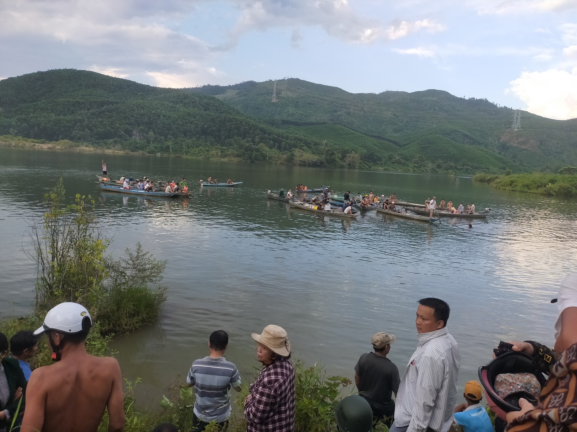 Lật ghe trên hồ thủy điện ở Quảng Nam khiến 1 bé trai tử vong, 1 cụ ông mất tích - Ảnh 1
